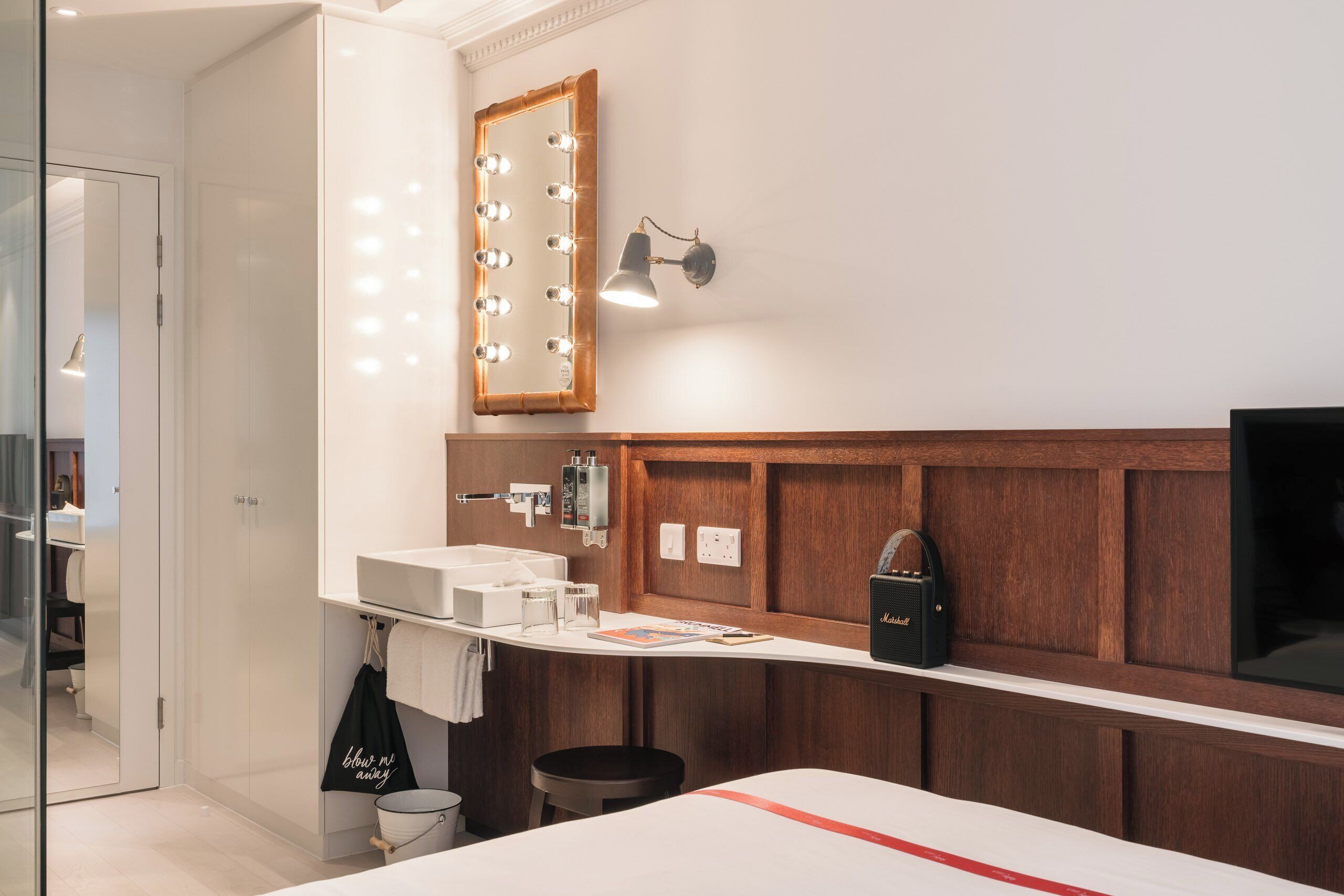 Douche, douche à « effet pluie », articles de toilette gratuits