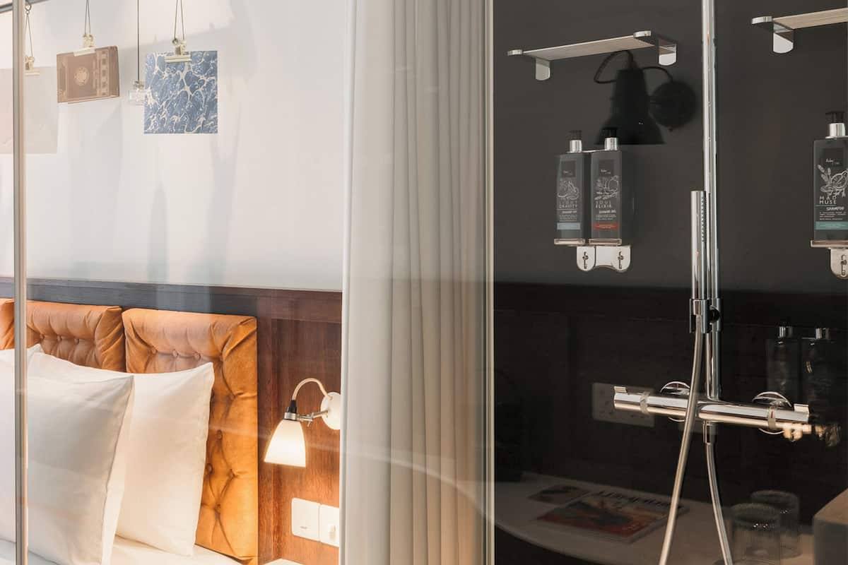 Literie hypoallergénique, coffres-forts dans les chambres, bureau