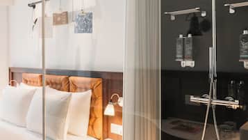 Hypo-allergenic bedding, in-room safe, desk, laptop workspace