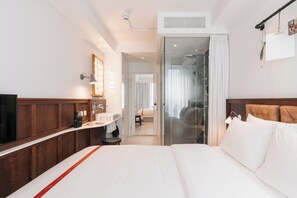 Zimmer (Lovely) | Badezimmer | Dusche, Regendusche, kostenlose Toilettenartikel, Haartrockner