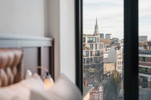 Roupas de cama antialérgicas, cofres nos quartos, escrivaninha