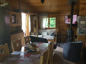Smart-TV, Kamin, DVD-Player, Bücher