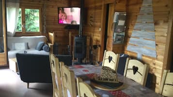 Smart TV, fireplace, DVD player, books