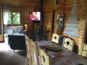 Een smart-tv, een open haard, een dvd-speler en boeken