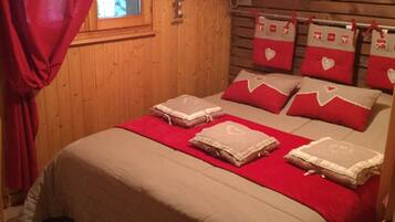 4 bedrooms, iron/ironing board, travel crib, free WiFi