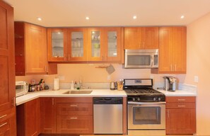 Frigorifero, microonde, forno, piano cottura