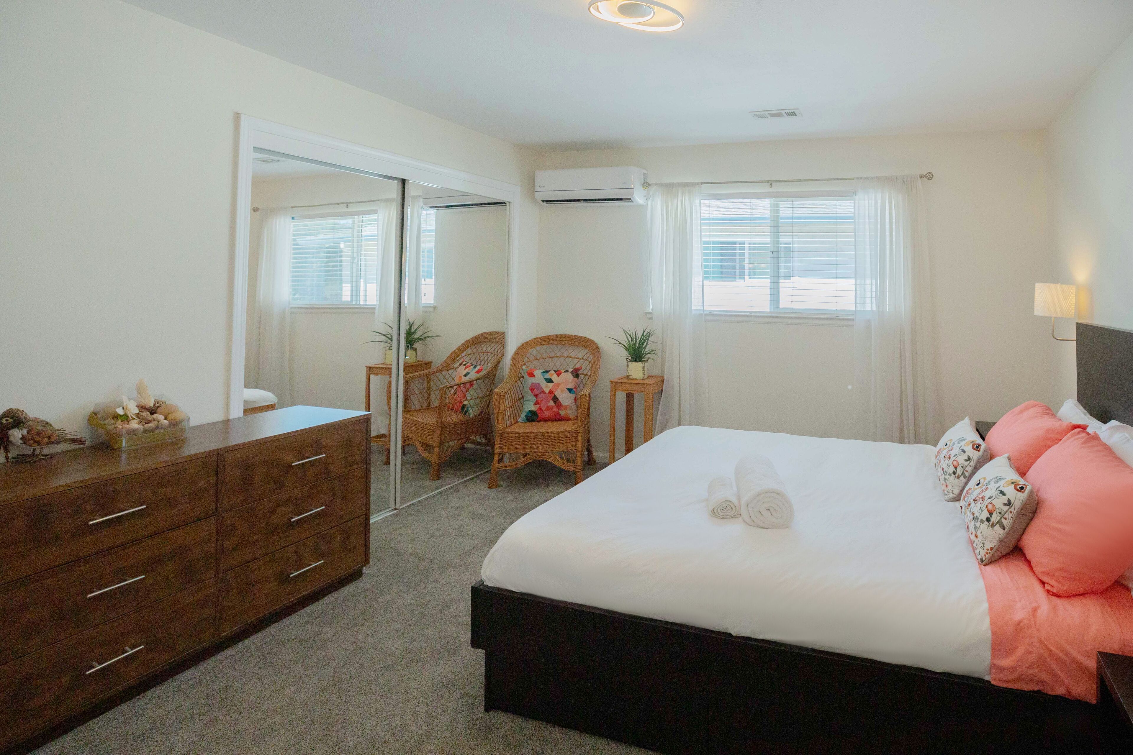 2 bedrooms, travel crib, WiFi