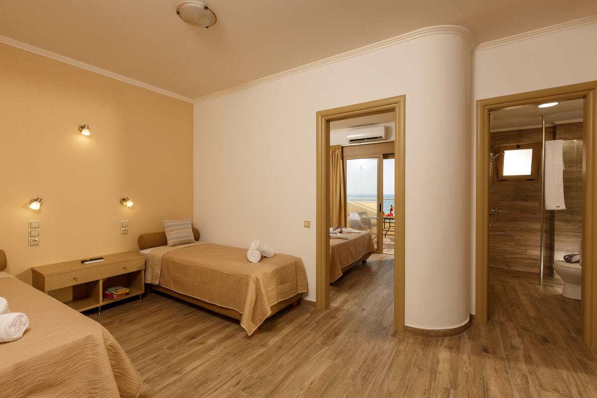 Apartament Deluxe, vistes al mar | Un bressol de viatge, wifi gratuïta i roba de llit 