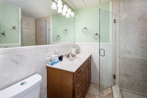Dusche, Haartrockner, Handtücher