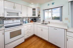 Kylskåp, mikrovågsugn, ugn och spishäll