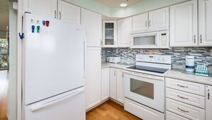Cafetera y tetera, refrigerador, microondas y horno