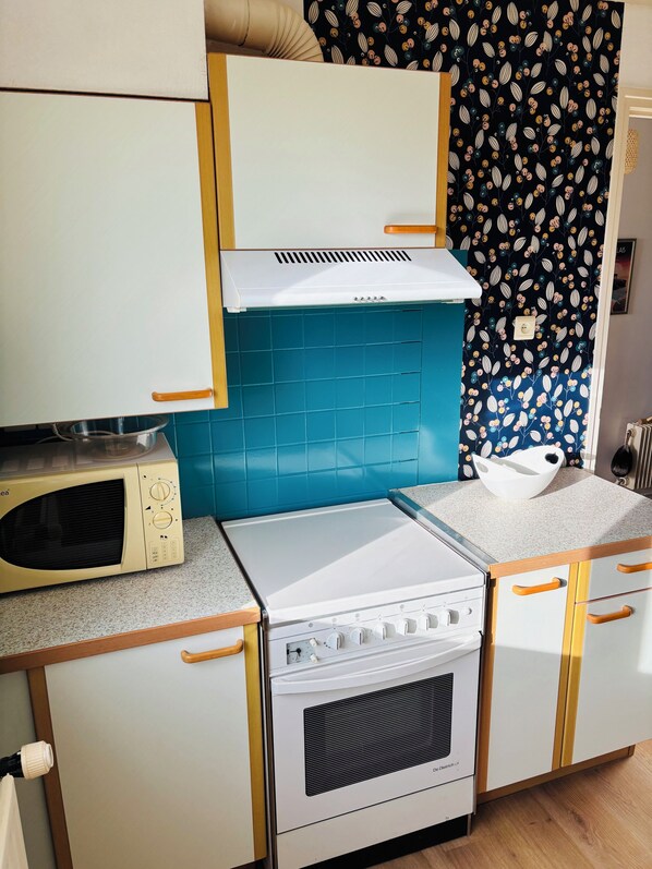 Kjøleskap, mikrobølgeovn, ovn og kokeplater