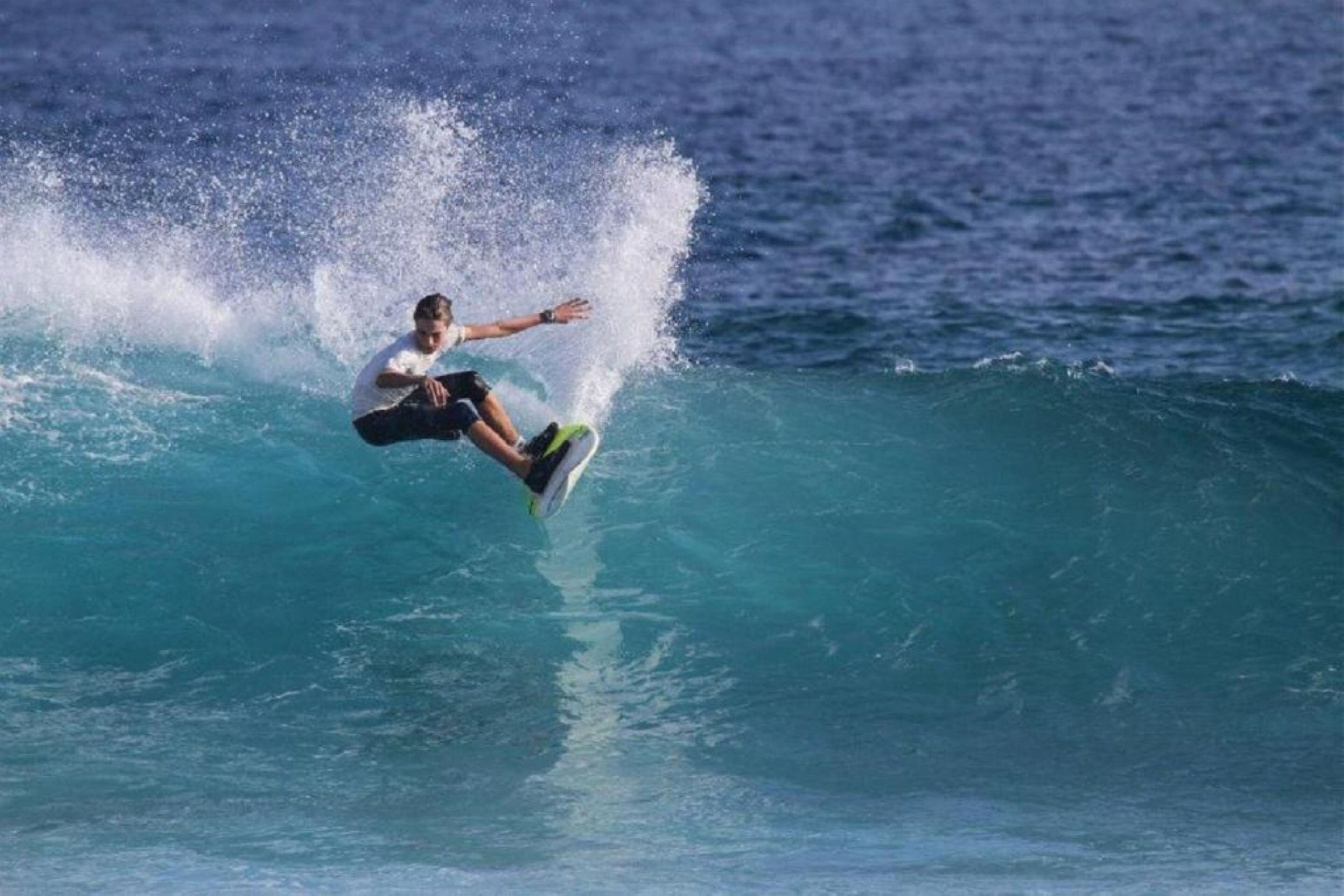 Un surfeur chevauchant une vague dans l’océan.