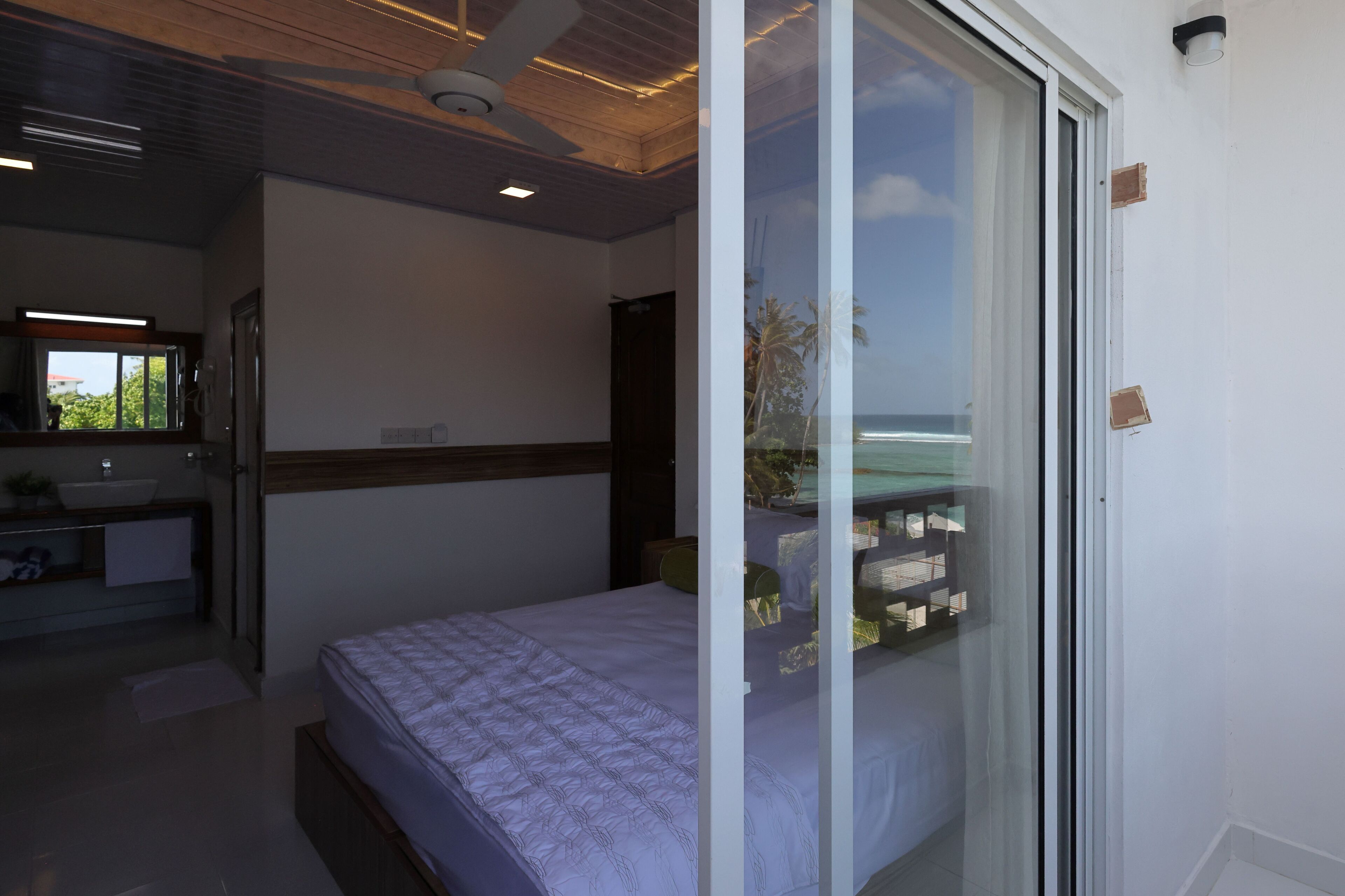 Deluxe Double or Twin Room | Minibar, individually decorated, individually furnished, desk