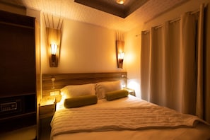 Habitación doble económica | Minibar, decoración personalizada, muebles diferentes y escritorio 