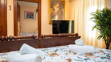 Comfort Triple Room | 1 bedroom, in-room safe, blackout drapes, iron/ironing board