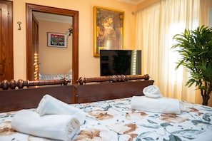 Kolmen hengen comfort-huone | 1 makuuhuone, tallelokero huoneessa, pimennysverhot, silitysrauta/-lauta