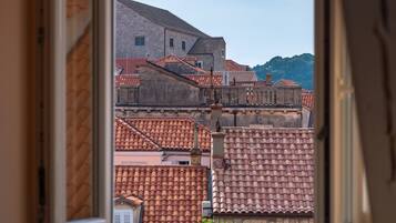 Family Studio Suite | 1 bedroom, in-room safe, blackout drapes, iron/ironing board