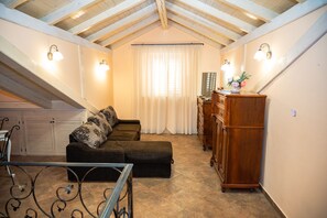 Family Studio Suite | In-room safe, blackout curtains, iron/ironing board, free WiFi