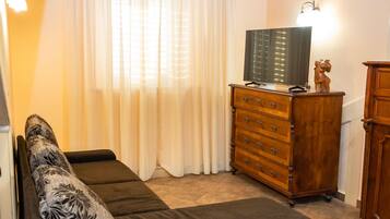 Family Studio Suite | 1 bedroom, in-room safe, blackout drapes, iron/ironing board