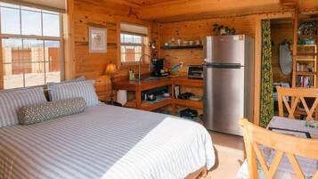 6 bedrooms, desk, WiFi, bed sheets