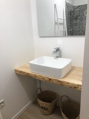 Dusche, Haartrockner, Handtücher