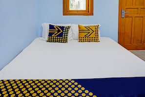 Economy Double Room | Free WiFi, bed sheets - Hotel O Kost Pak Suyatno Syariah (Sei Pinang)