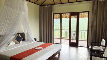 Quarto casal luxo, 1 cama Queen, vista para a montanha | Camas extras/dobráveis (sobretaxa), Wi-Fi de cortesia, roupa de cama