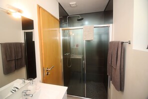 Douche, sèche-cheveux, serviettes fournies