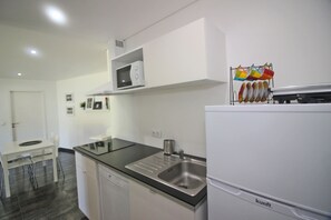Geladeira, micro-ondas, lava-louças, cafeteira/chaleira