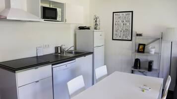 Réfrigérateur, micro-ondes, lave-vaisselle, cafetière/bouilloire