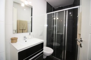 Shower, hair dryer, towels - Apartment in Gerês with private beach (Gerês)