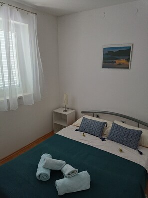 1 habitación, tabla de planchar con plancha, cuna de viaje y wifi 