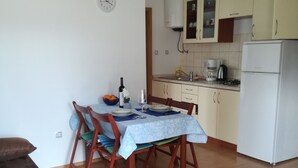 A compact living space with a dining area, kitchenette, and a sofa. - Blue house apartment Korčula (Žrnovo,)