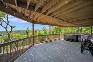 Terrace/patio - Look Out Lodge, Near JFBB & Jim Thorpe with Spectacular Lake and Mountain Views! (Lake Harmony)