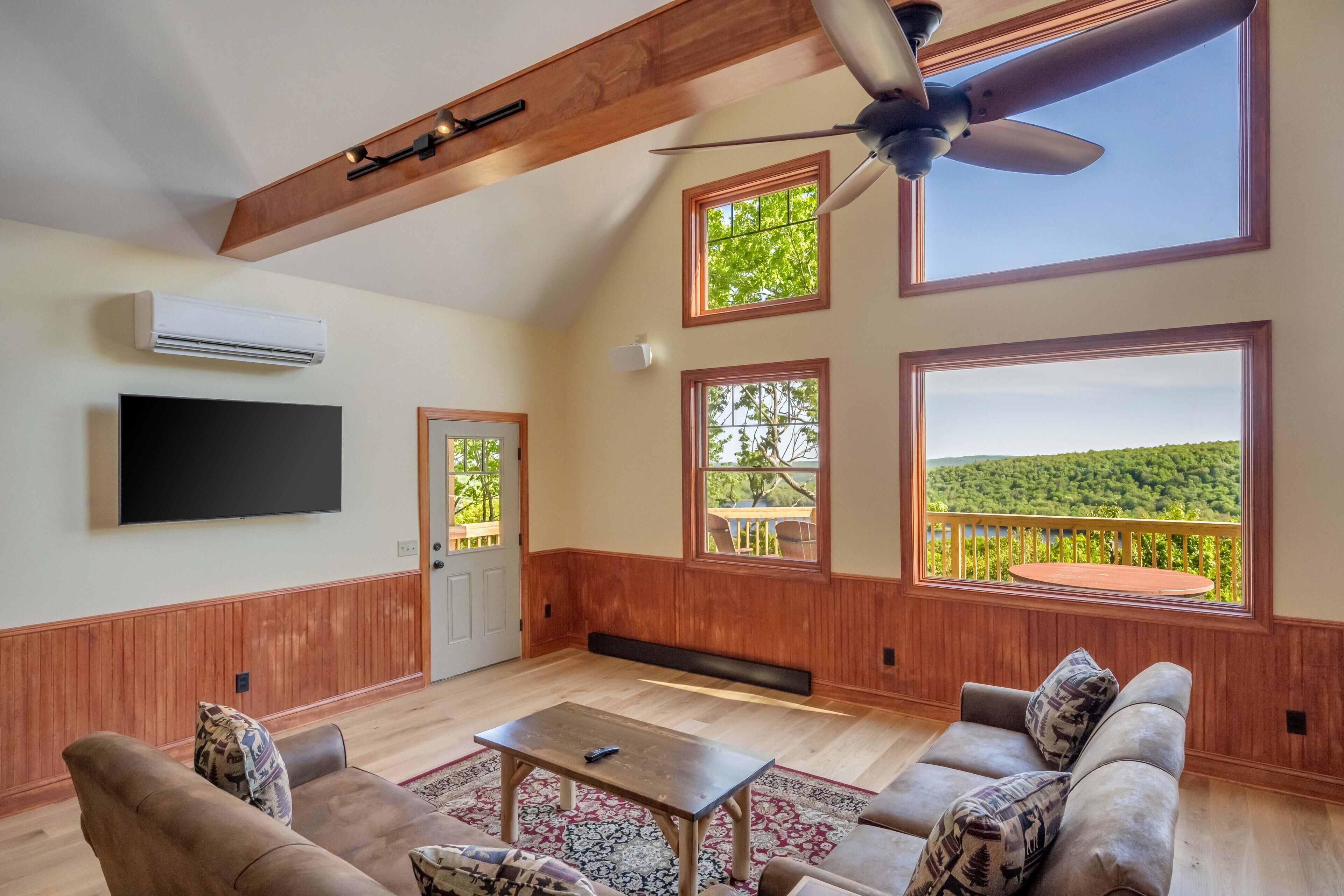 TV connectée, cheminée, chaîne hi-fi