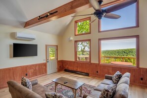 TV connectée, cheminée, chaîne hi-fi