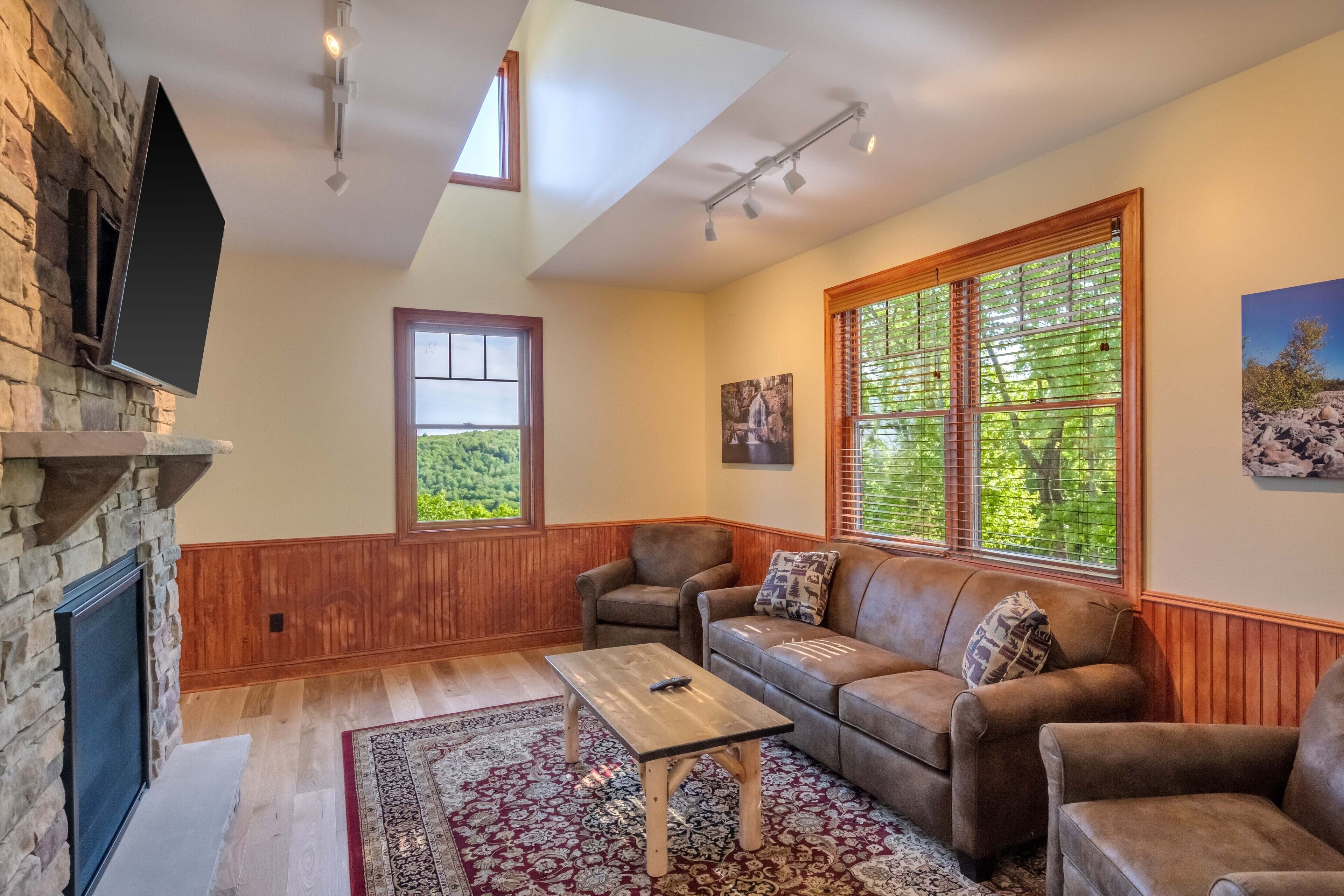 Una Smart TV, una chimenea, un reproductor estéreo