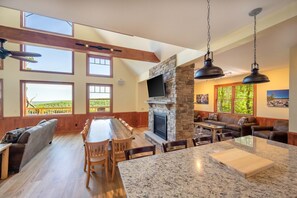 Smart TV, fireplace, stereo