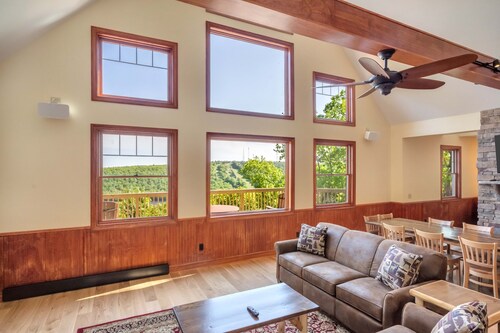 Look Out Lodge, Near JFBB & Jim Thorpe with Spectacular Lake and Mountain Views!