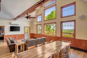 Smart TV, fireplace, stereo