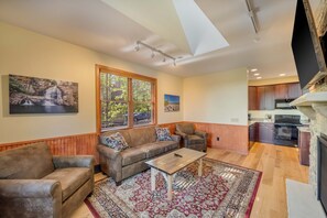 Smart TV, fireplace, stereo