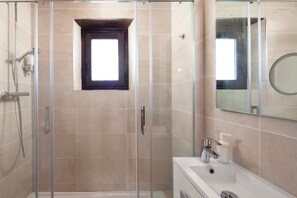 Shower, hair dryer, towels - Country House 'Mojito' with Sea View, Wi-Fi and Air Conditioning (Cómpeta)