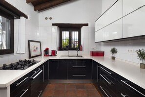 Fridge, microwave, oven, stovetop - Country House 'Mojito' with Sea View, Wi-Fi and Air Conditioning (Cómpeta)