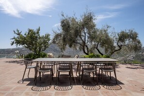 تناول الطعام بالخارج