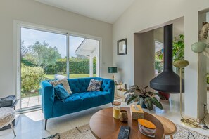 TV, fireplace, streaming services