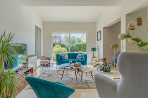 TV, fireplace, streaming services