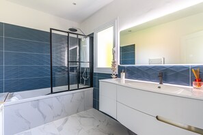 Bathtub, hair dryer, towels - Villa "St Martin" with Private Pool, 2 Private Terraces & Wi-Fi (Pompignac)
