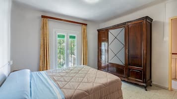 4 bedrooms, iron/ironing board, free WiFi, bed sheets