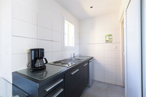Kühlschrank, Mikrowelle, Herdplatte, Wasserkocher mit Kaffee-/Teezubehör
